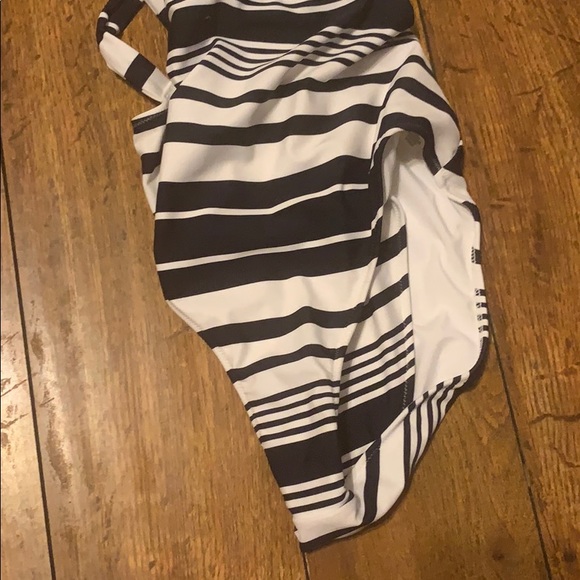 American eagle one piece cut out medium long swim - Picture 3 of 4